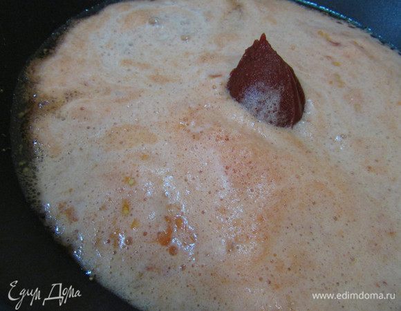 В чесночное масло вылить помидорное пюре и добавить томатную пасту. Тушить до полного испарения жидкости. Посолить, поперчить и посыпать базиликом. Хорошо перемешать.