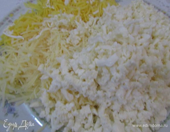 Натереть сыр (4 вида) на терке.