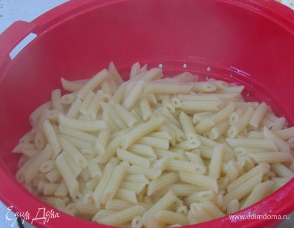 Отварить макароны (пенне). Откинуть на дуршлаг.
