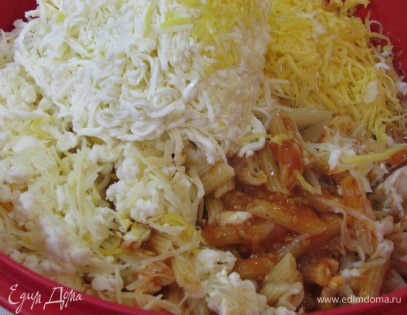 В миске смешать сыр (4 вида), макароны и соус. При необходимости посолить.