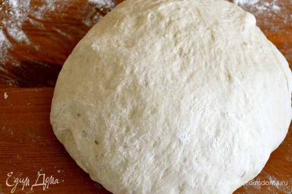 Добавить муку, соль и замесить тесто. Выложить в большую миску, смазанную слегка маслом и оставить подниматься на 1-1,5 ч в теплом месте (можно поставить тесто в хлебопечку).