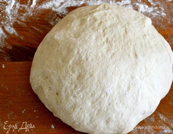 Добавить муку, соль и замесить тесто. Выложить в большую миску, смазанную слегка маслом и оставить подниматься на 1-1,5 ч в теплом месте (можно поставить тесто в хлебопечку).