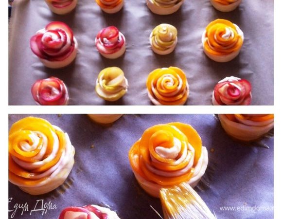 Противень застилаем пекарской бумагой, укладываем полученные розы, немного расправляем "лепестки", чтобы больше походили на розу. Смазываем желтом и отправляем в разогретую до 180С духовку.
Выпекать наши слойки 30-40 мин.