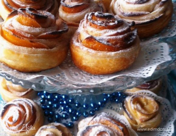 Посыпать сахарной пудрой.