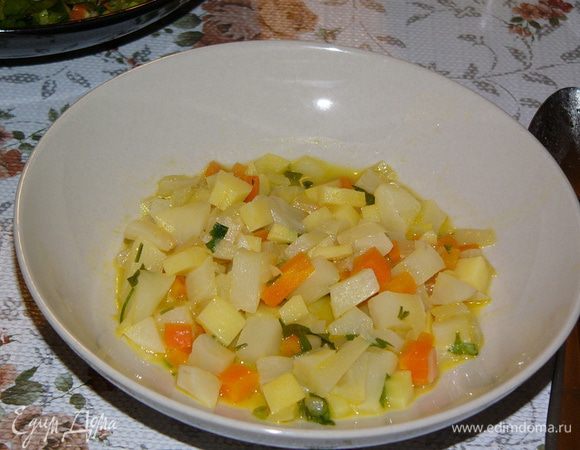 Тушить под крышкой примерно 7 минут. Картофель должен приготовиться полностью, а топинамбур слегка похрустывать. Посолить по вкусу. Подавать как основное блюдо.