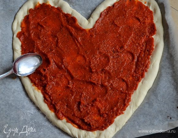 Подготовленное тесто для пиццы, смазать томатным соусом.