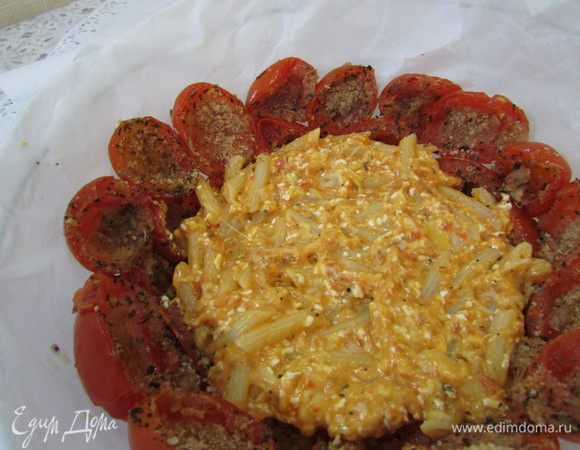 Затем выстелить по стенкам формы второй ряд из помидоров. Вновь макароны.