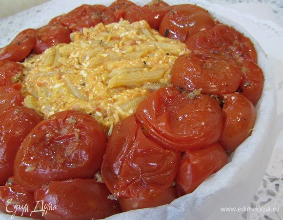 Выложить оставшиеся макароны и накрыть сверху помидорами, срезом вниз. Запекать в разогретой духовке (180 градусов), примерно 30 минут.