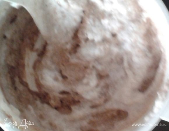 Затем аккуратно вмешать взбитые белки.