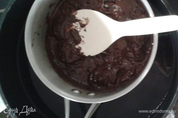 Приготовить мусс: шоколад поломать, кусочками поставить таять на водяной бане. Подогревайте осторожно, эпизодически помешивая, пока шоколад не растает. Дайте шоколаду немного остыть.
