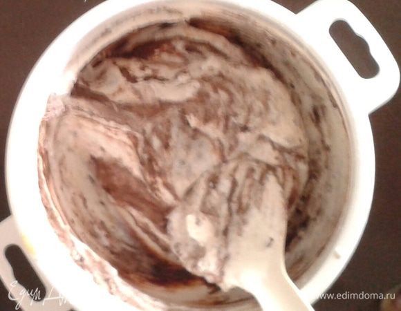 Вмешайте яичные желтки и апельсиновую цедру в остывший шоколад. Медленно вмешайте растворенный желатин, затем аккуратно введите взбитые сливки. 