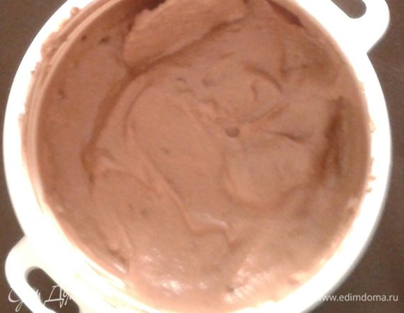 В отдельной миске взбейте яичные белки до плотной, но не сухой пены, затем осторожно вводите в шоколадную смесь. 