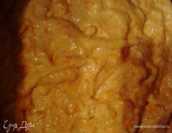 В миске смешать сахар, дрожжи, теплое молоко, 100 гр муки и накрыв полотенцем, поставить в теплое место на 20-25 минут. Яйцо взбить с солью и маслом. Соединить молочно-дрожжевую и яичную смеси. Добавить тыквенное пюре, куркуму и по частям добавлять муку. На этом этапе я воспользовалась хлебопечкой (функция тесто) для лучшего результата. 