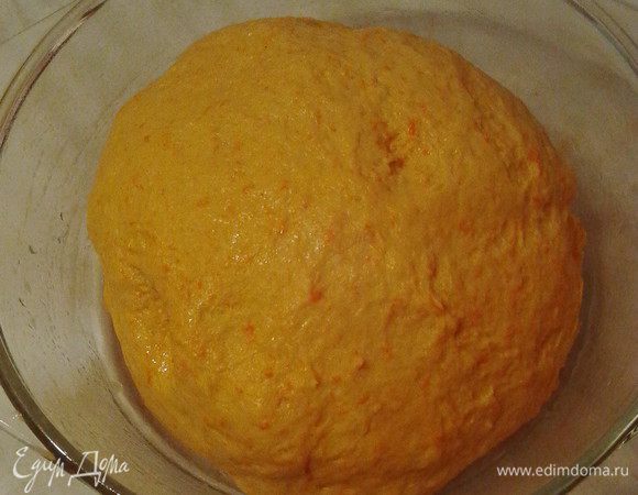 Вымешивать пока тесто не перестанет липнуть к рукам (я контролировала работу хлебопечки рукой). Тесто накрыть салфеткой и оставить "расти" на 45 минут.