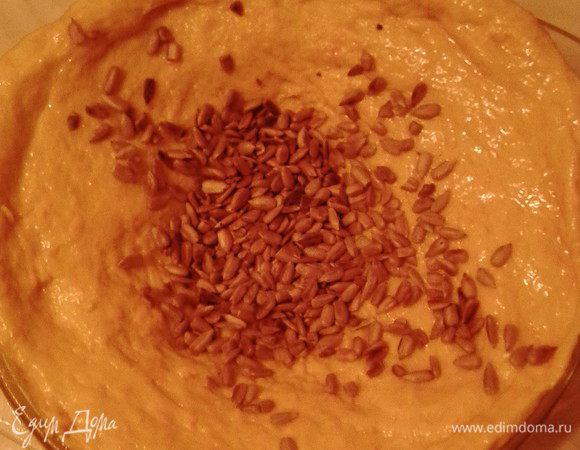 Добавить в центр слегка распластанного теста тыквенные семечки (у меня были только семечки подсолнечника).