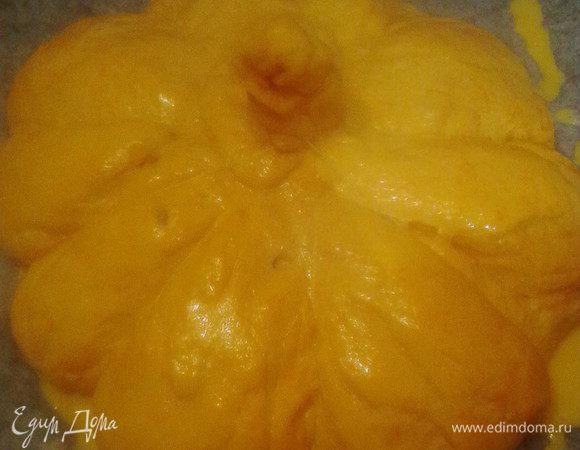 Накрываем наше творение салфеткой и оставляем постоять 30-45 минут. Затем смазываем желтком и отправляем в духовку на 30-40 минут (следить по своей духовке).