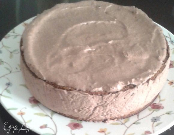 Закройте торт, охлаждайте в холодильнике пока начинка из мусса не застынет.