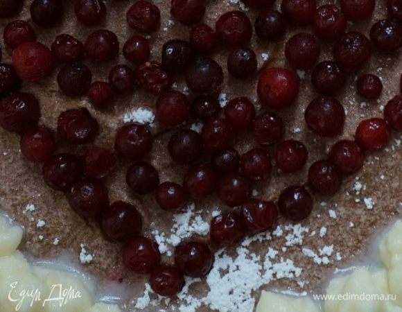 Приготовим крем для украшения. Сливки взбить с маскарпоне и сахарной пудрой. После застывания торт украсить кремом и ягодами. 