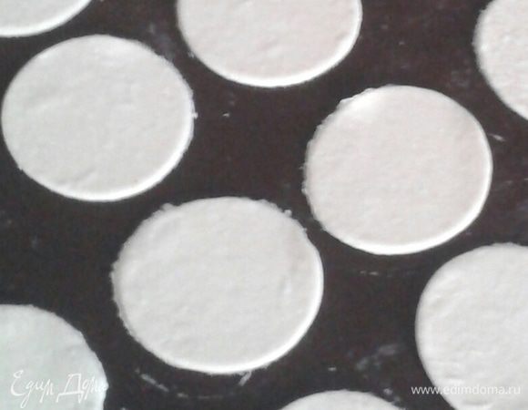 Стаканом вырезать кружочки. Приготовить начинку. Для этого смешаем желток, рикотту и мед.