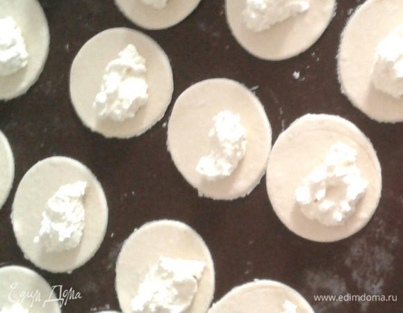 На серединку положить ложку начинки и несколько ягод, например малины или черники (ягоды могут быть замороженными).