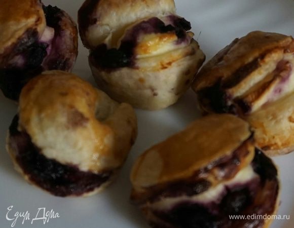 Даем немного остыть. Посыпаем сахарной пудрой. 