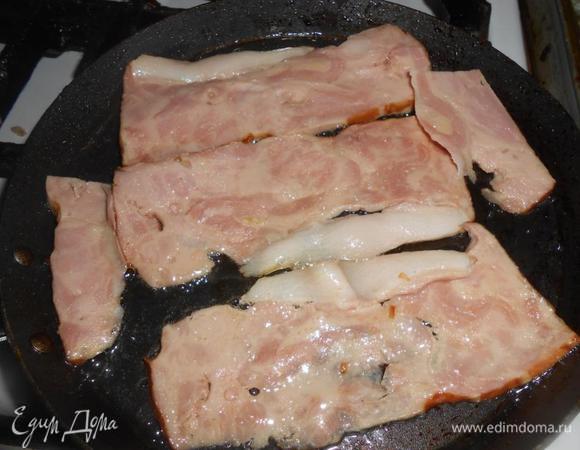 Бекон обжарить, порезать.