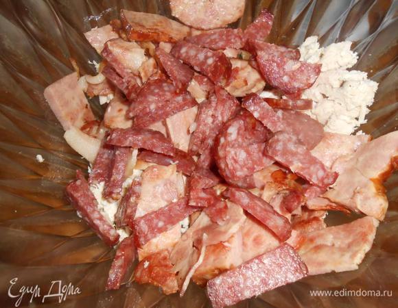 Куриную грудку и салями порезать соломкой.