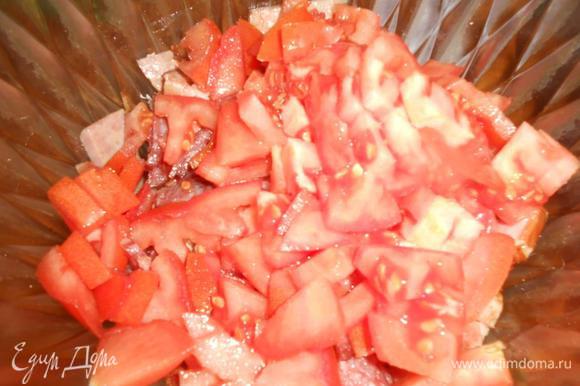Добавить нарезанные кубиками помидоры.