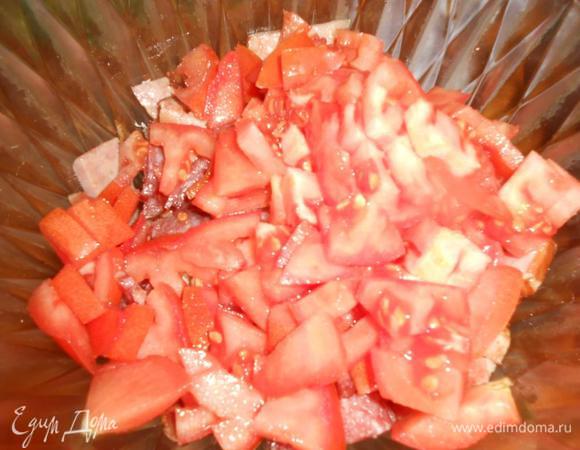 Добавить нарезанные кубиками помидоры.