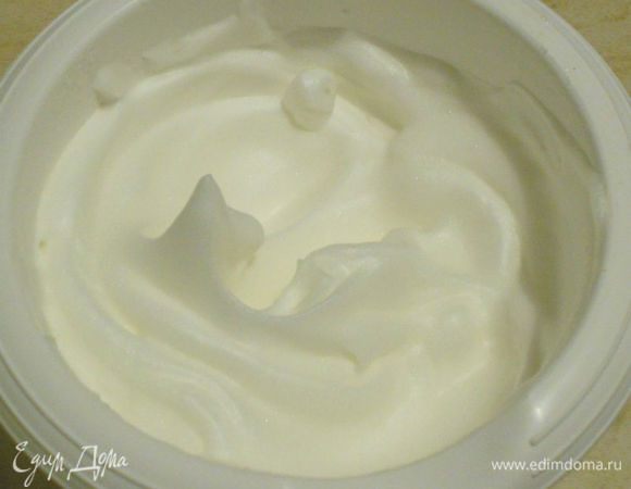 
Все продукты должны быть комнатной температуры. Духовку разогреть до 180*С.
Отделите желтки от белков. Белки взбейте до крепкой пены. При проведении ножом по ней должен оставаться чёткий устойчивый разрез.
