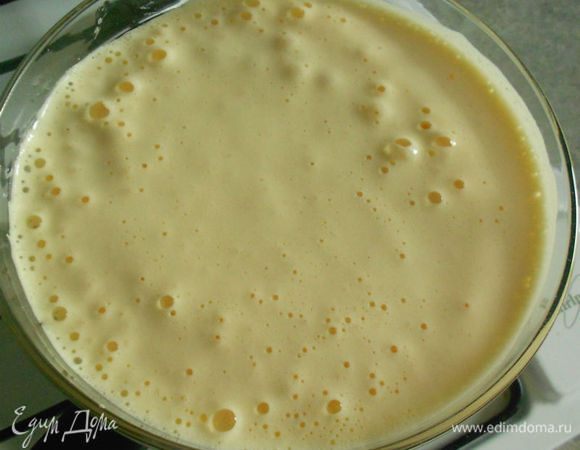 Желтки смешайте с сахаром и ванилью и добавьте 2 ст.л. горячей воды. Взбивайте желтки на водяной бане до полного растворения сахара и образования белой кремообразной массы.
