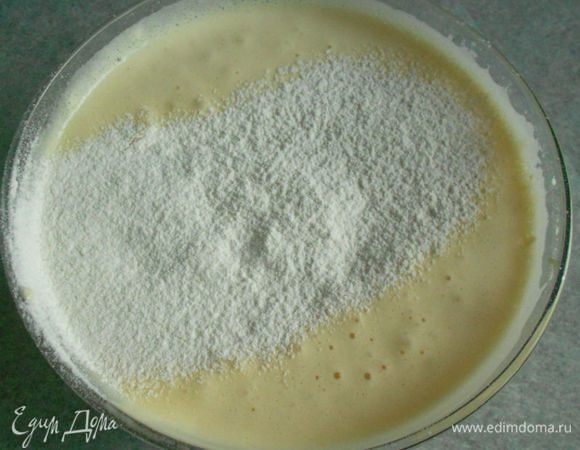Муку смешайте с ванильным сахаром, разрыхлителем, крахмалом и просейте небольшими порциями к желтковой массе, каждый раз аккуратно и легко перемешивая. Выложить в тесто половину взбитых белков, перемешать складывающими движениями, затем добавить вторую половину и так же перемешать.
