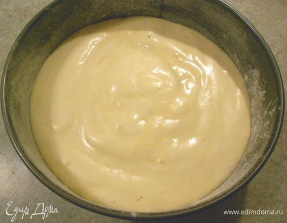 Дно формы  диаметром 24 см смазать маслом и слегка присыпать мукой или выстлать пергаментом. Выложить тесто, разровнять поверхность и выпекать в разогретой духовке около 35 мин, проверяя готовность деревянной шпажкой где-то после 25 минут.