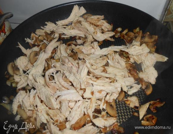 Грибы и лук обжарить, добавить нарезанную куриную грудку, зелень. Посолить.