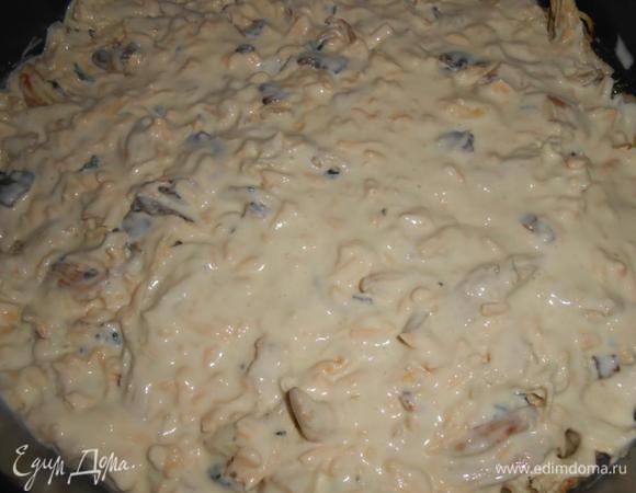 Для заливки смешать сметану, муку, яйца и сыр до однородной массы.
Тесто раскатать, выложить в форму. Добавить начинку. Выложить заливку.
Выпекать в духовом шкафу 30 минут.