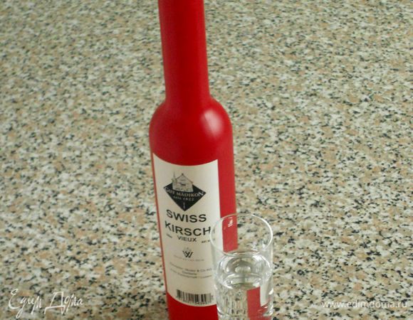 Для пропитки воду нагреть с сахаром до растворения, добавить ликёр. Maraschino у меня не было, но нашёлся вот такой крепкий вишнёвый напиток с тонким привкусом миндаля. Главное, чтобы ликёр был бесцветным.