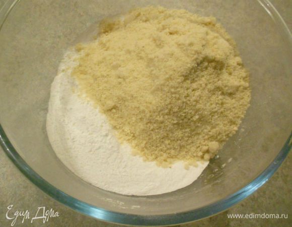 Для пасты: смешать молотый(!!!) миндаль,сахарную пудру...