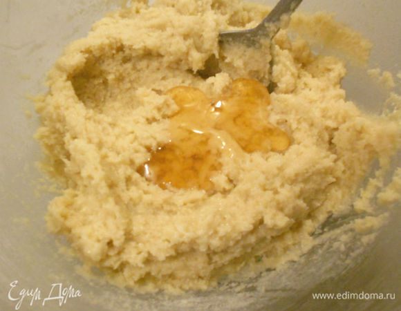 Нужно добавить светлый жидкий мёд и ликёр. Сложить миндальную пасту в кондитерский мешок с плоской зубчатой насадкой "лента" шириной 1-1,3 см.