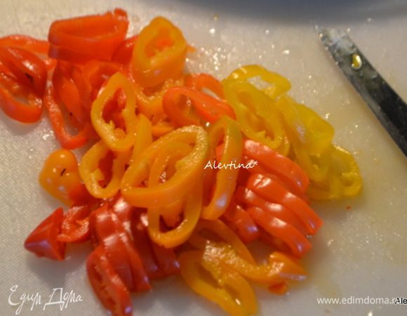 На гриле или в духовке приготовить перцы 5-6 мин. Затем положить в бумажный пакет или прикрыть фольгой на 20 мин. У меня использованы мини перцы поэтому в несколько штук. Затем снять кожицу и очистить от семян, нарезать.
