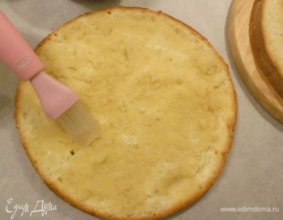 Смочить нижний корж пропиткой с помощью кисти.