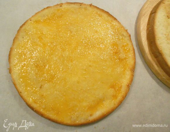 Cмазать тонким слоем подогретого джема, сверху положить второй корж и всё повторить.

Коржи должны быть на пекарской бумаге и на прочной жёсткой поверхности.