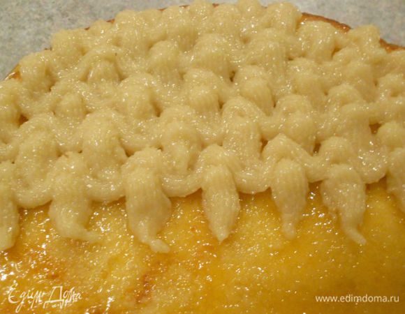 Теперь нужно сначала покрыть верх торта миндальной пастой.