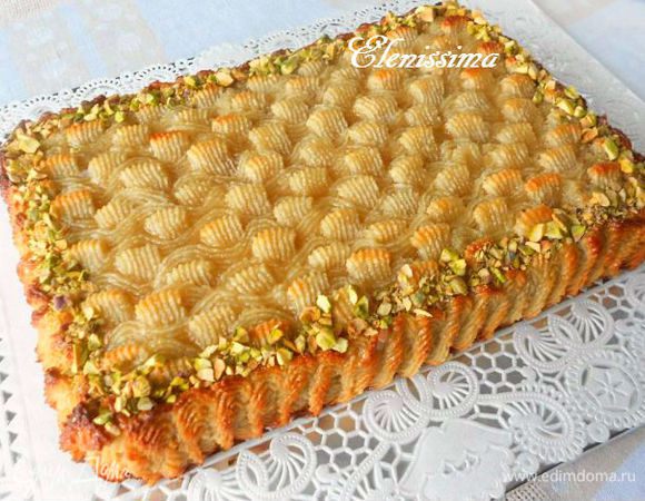 Разогрейте духовку до 180-200*С, перенесите торт вместе с бумагой на плоский противень и поместите в духовку на 5-10 минут. Не отходите от духовки, т.к. вы должны контролировать процесс. Время указано приблизительно. В электрической духовке с конвекцией мне потребовалось 10 мин и верх подрумянился одинаково с боками. В газовой пришлось ждать 20 минут и сначала "загорели" только бока, а верх долго оставался бледным. Выступающие части украшения должны приобрести светло-коричневый цвет.