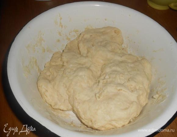 В теплой воде развести сахар, муку, дрожжи и оставить на 30 минут.
К опаре добавить оливковое масло, соль и, постепенно добавляя муку, замесить тесто. Дать подойти тесту.