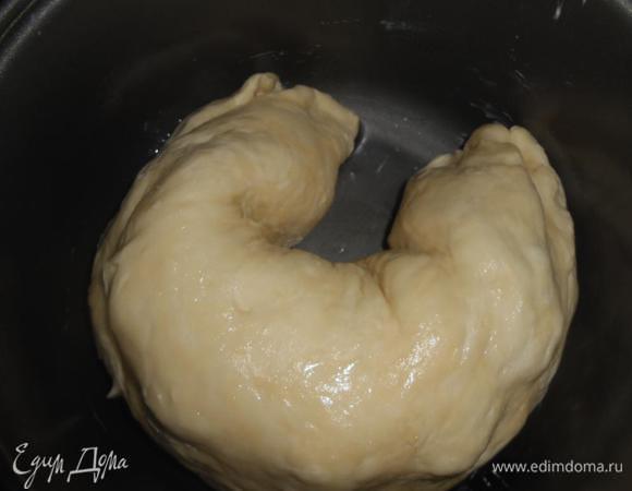 Свернуть в рулет, выложить в мультиварку, придать форму сердца. Готовить на режиме "Выпечка" 1 час.