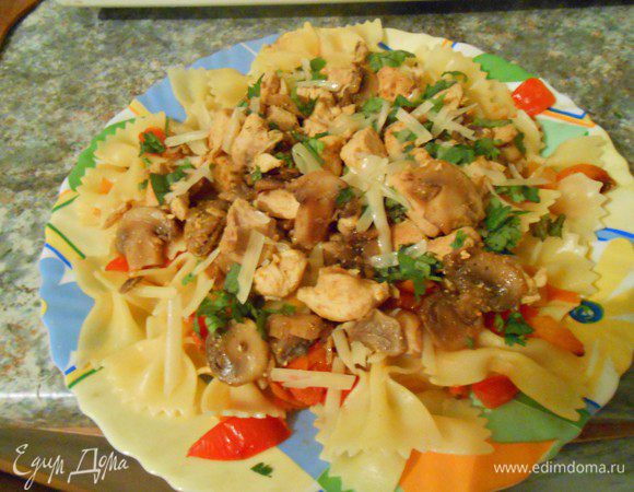 Измельченные лук и чеснок обжарить на оливковом масле. Болгарский перец нарезать кубиками, переложить в сковороду. Готовить 5 минут. Помидоры размять, переложить в сковороду. Приправить солью и перцем.