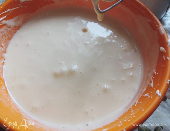 Яйца с сахаром и ванилином взбиваем миксером до увеличения объема в 3-4 раза. Сахар должен почти полностью растворится, масса станет густой и похожей по консистенции на густые взбитые сливки.