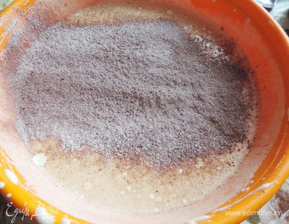 
Просеиваем 1/3 часть мучной смеси на яичную массу, осторожно перемешиваем лопаткой снизу вверх. Аналогично за два приема вводим оставшуюся муку.