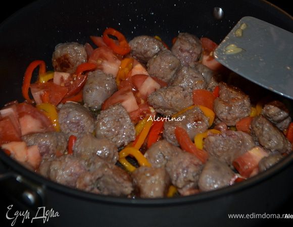 Затем добавить порезанный сладкий перец, помидоры  кубиками, красный перец хлопьями и готовить еще 2 мин.