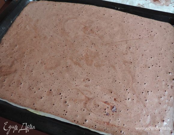Выпекаем наш бисквит на противне размером 30x40 см, застеленном пергаментом. Тесто прекрасно распределяется по противню. Выпекаем в разогретой до 190-200 градусов духовке около 15 минут.